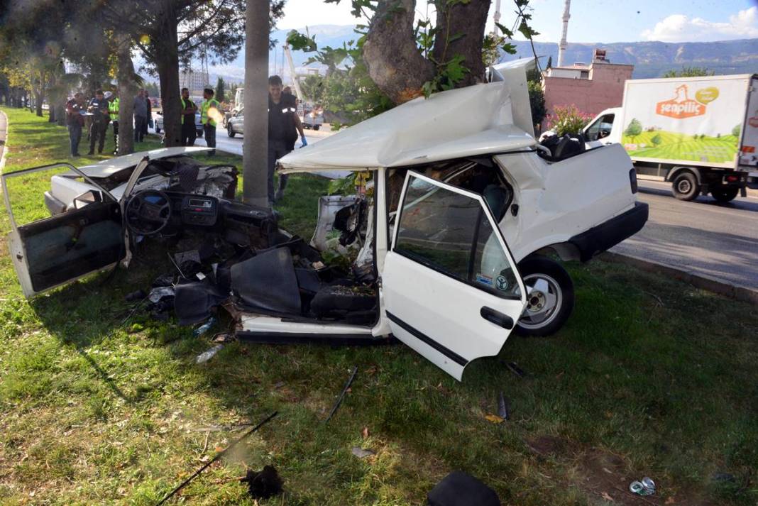 Ağacın içine giren otomobil görenleri hayrete düşürdü! 1 ölü, 1 yaralı 7
